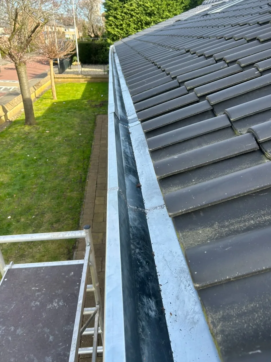 Zinken goot langs pannendak